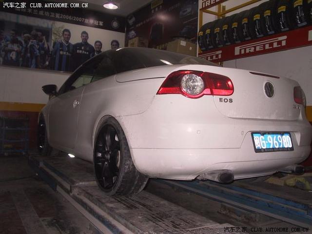 白色大眾EOS 改裝防傾杠+懸掛+亞光黑輪轂+紅色卡鉗