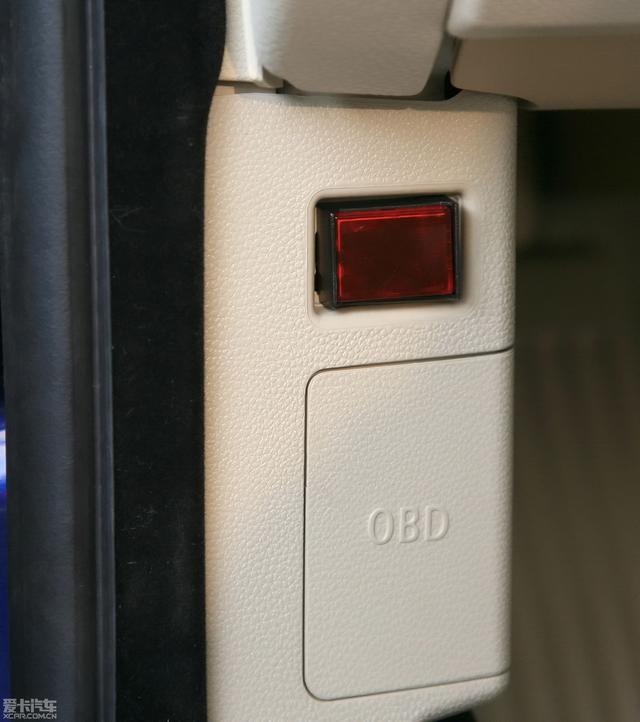 宝马3系DIY增配司机位按钮解锁弹开后舱盖