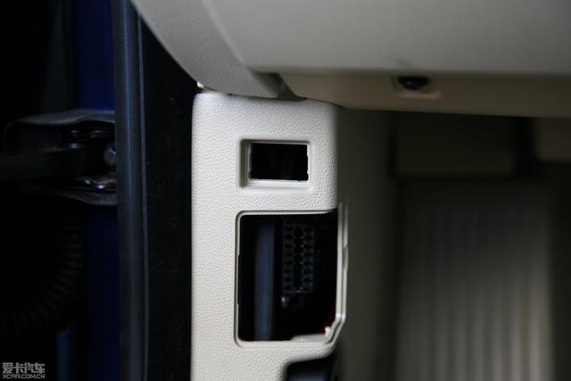 宝马3系DIY增配司机位按钮解锁弹开后舱盖