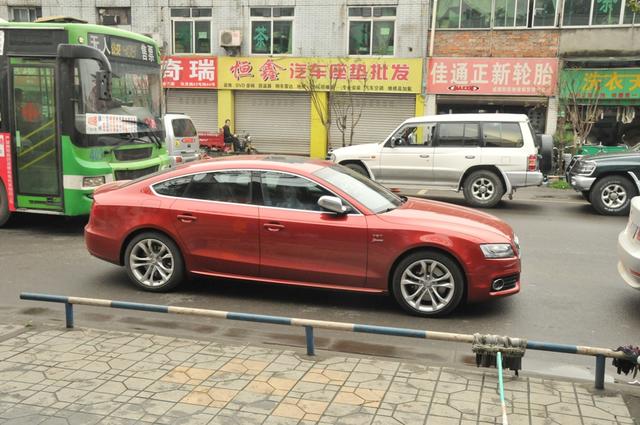 奧迪A5改裝北美S5貼啞光外觀作業(yè)