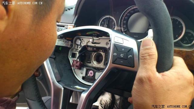 奔驰E改装更换AMG 翻毛皮方向盘、按键灯、拨片作业