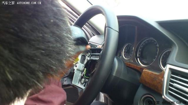 奔驰E改装更换AMG 翻毛皮方向盘、按键灯、拨片作业
