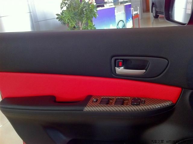 红色马自达6改装红色座椅+碳纤贴纸+窝脚灯作业