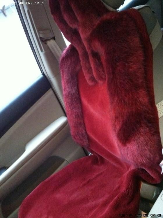 比亚迪S6装饰：红彤彤毛绒坐垫+黑色方向盘套