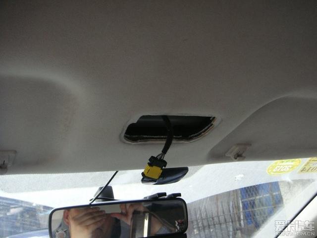 标志307改装眼镜盒和行车记录仪顶灯供电作业