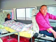 男子用改装车拉瘫痪母亲两年走半个中国