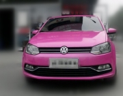 大眾polo汽車改色效果之亮光桃紅車身貼膜