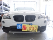 寶馬X1改裝雙光透鏡氙氣燈北京實(shí)體店燈官改燈