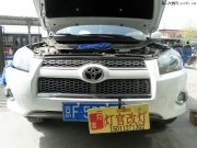 RAV4改装双光透镜氙气灯北京实体店的灯官改灯