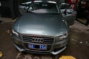湖南長(zhǎng)沙史耐德定制改裝包奧迪A4L汽車真皮座椅套作業(yè)