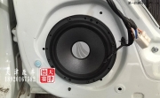 天津汽車音響改裝|現(xiàn)代瑞納汽車音響改裝|伊頓霸克彩虹大...