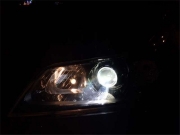 西寧吉利帝豪升級改裝Q5雙光透鏡氙氣燈。