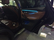 改裝寶馬X5 雙色氛圍燈