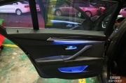 长沙宝马530li汽车加装双色氛围灯+电动尾门施工作业
