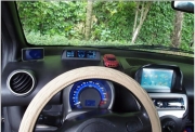 給自己的愛車安裝了一個高科技配置，叫做汽車護航表