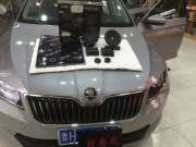 濟(jì)寧時(shí)尚改汽車音響改裝 斯柯達(dá)速派改裝德國喜力仕音響