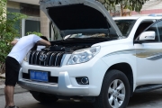 豐田普拉多汽車LED大燈改裝作業(yè)，近光和遠(yuǎn)光都改了，大...