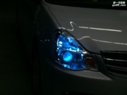 經(jīng)典款日產(chǎn)軒逸改裝海拉五雙光透鏡，東莞新光源車燈升級(jí)