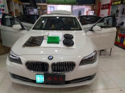 濟(jì)寧時(shí)尚改寶馬525施工四門中道Q-pad超級(jí)炸彈隔音+DSP功放