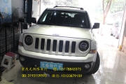 JEEP自由客車燈改裝Q5雙光透鏡大燈熏黑寶馬天使眼