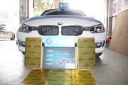 從化汽車隔音改裝 廣州賣音樂寶馬320四門隔音改裝車立靜...