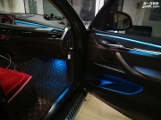 深圳寶馬X5改裝原廠九色氛圍燈，晚上效果好