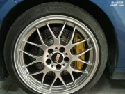 寶馬320i升級(jí)改裝BREMBO前大四后小四剎車卡鉗碟盤分泵鮑魚。