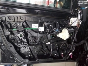 奔馳E200改裝電吸門(mén)和幾何大燈LED大燈