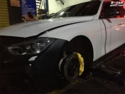 寶馬3系 升級(jí)二手brembo 前六后四活塞鮑魚(yú) 補(bǔ)充現(xiàn)場(chǎng)作業(yè)