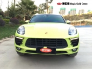 視覺的誘惑 成都車衣裳保時(shí)捷Macan幻彩金綠車身改色貼膜