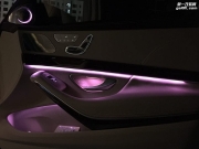 奔馳S320，牛逼哄哄的裝個(gè)旋轉(zhuǎn)高音頭同步氛圍燈進(jìn)行