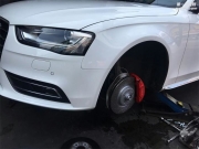 廣州-奧迪a4 升級brembo 大四活塞鮑魚 原裝位安裝 現(xiàn)場作業(yè)