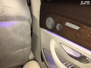 奔馳E300柏林之聲幾何大燈有效地照亮車輛一側(cè)的路緣