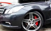 奔馳E350剎車系統(tǒng)升級改裝AMG前六后四剎車套裝