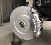 奔馳GLE450/GLE43剎車改裝升級前輪原廠AMG 6活塞剎車套裝、后輪換加大盤。