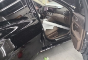 奔馳E300L，分享如何選購(gòu)隱形車(chē)衣？