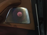 新款寶馬5系530改裝寶華發(fā)光蓋板后面沒音響也補(bǔ)上