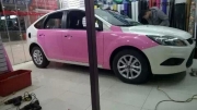 福特福克斯全车亮光粉红改色贴膜案例