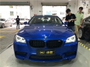 深圳汽车喷漆改色：宝马M5喷漆改色新款M5原厂滨海湾蓝作业