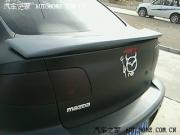 馬自達3改裝尾翼+熏黑尾燈+車貼等改裝作業(yè)