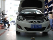 深圳汽車燈光改裝升級：現(xiàn)代瑞納改裝Q5雙透鏡【光速車改】