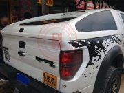 福特猛禽白色運(yùn)動款后箱雨蓬蓋尾箱蓋斜頂斜蓋改裝實例