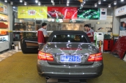奔馳E260汽車貼膜 蕪湖龍膜授權(quán)店無(wú)塵車間專業(yè)施工