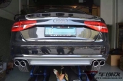 車尚改導(dǎo)演的奧迪A4L加裝四出排氣，迎賓燈，雙曲空調(diào)面板