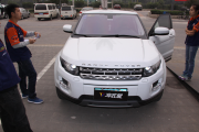 路虎極光全車亮光桃紅車身改色案例