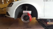 奧迪A4L改裝剎車制動升級卡宴BREMBO 17Z六活塞配355打孔浮動碟