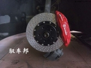 奧迪A6L升級(jí)brembo  f50大四活塞配355打孔碟 紅色鮑魚(yú)套裝