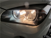 【北京盛光改燈】寶馬X1低配鹵素燈升級高配天使眼氙氣大...
