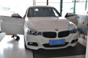 岳陽汽車寶馬3系GT加裝哈曼卡盾前門中音施工作業(yè)！