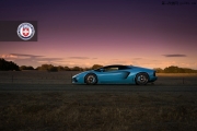 令人惊叹的蓝色兰博基尼Aventador敞篷跑车